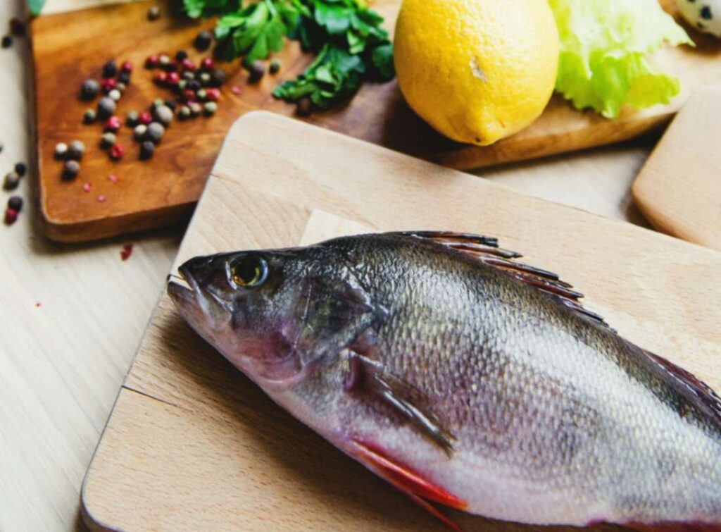 how to store fish in the fridge